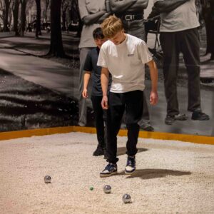 Jongens spelen een leuk potje Jeu de boules in Assen
