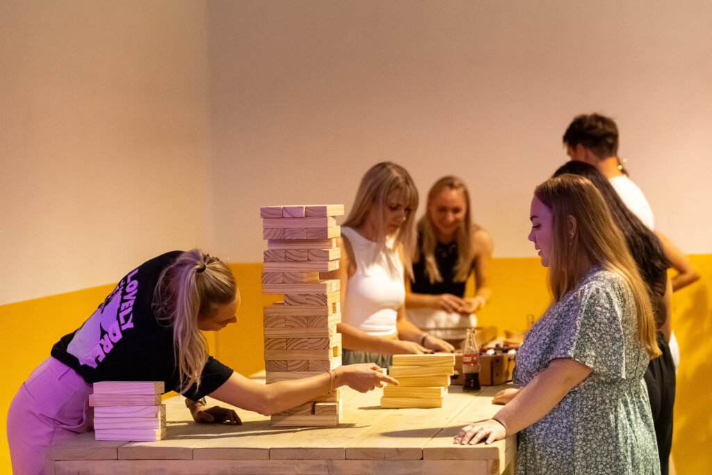 Mensen spelen samen een actief spel tijdens een indoor uitje bij Jumpstyle Assen in Drenthe.