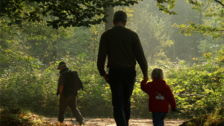 Gezinswandeling in het Drentsche Aa-gebied in Drenthe tijdens herfstvakantie