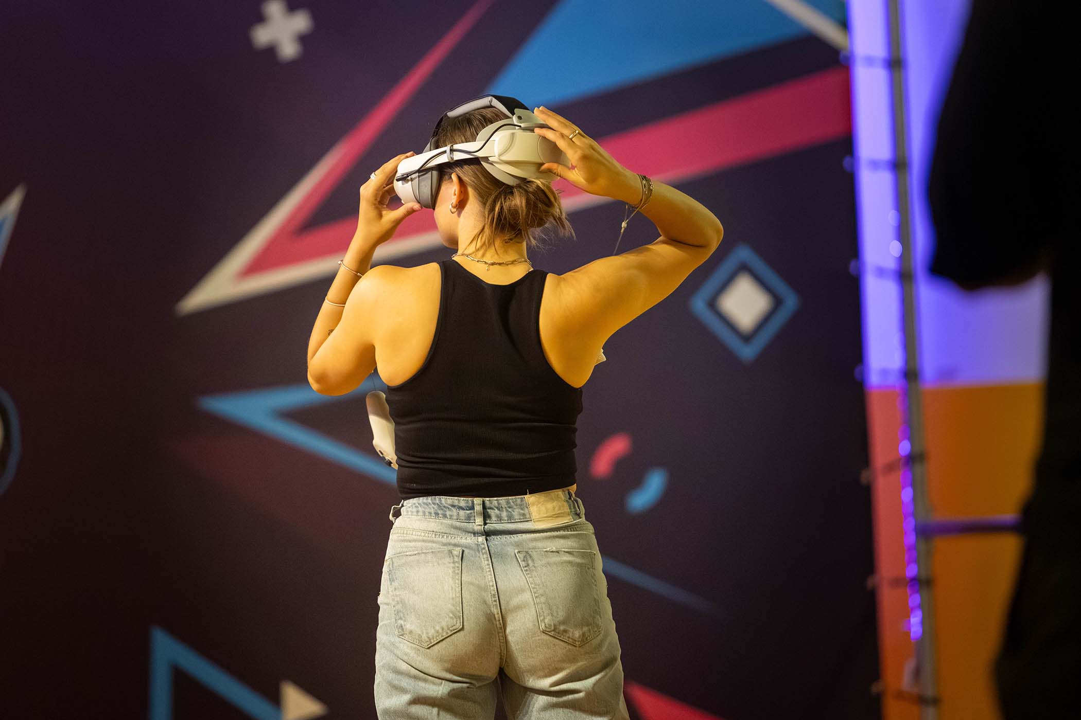 Een meisje maakt zich klaar op te gaan VR gamen bij Jumpstyle