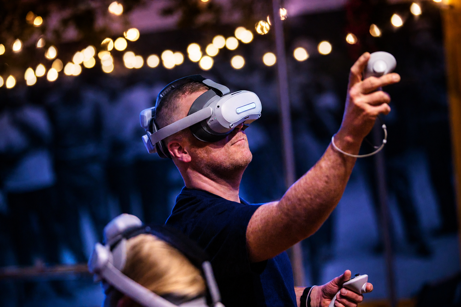 Een man en zijn kind zijn lekker aan het VR-gamen in Assen