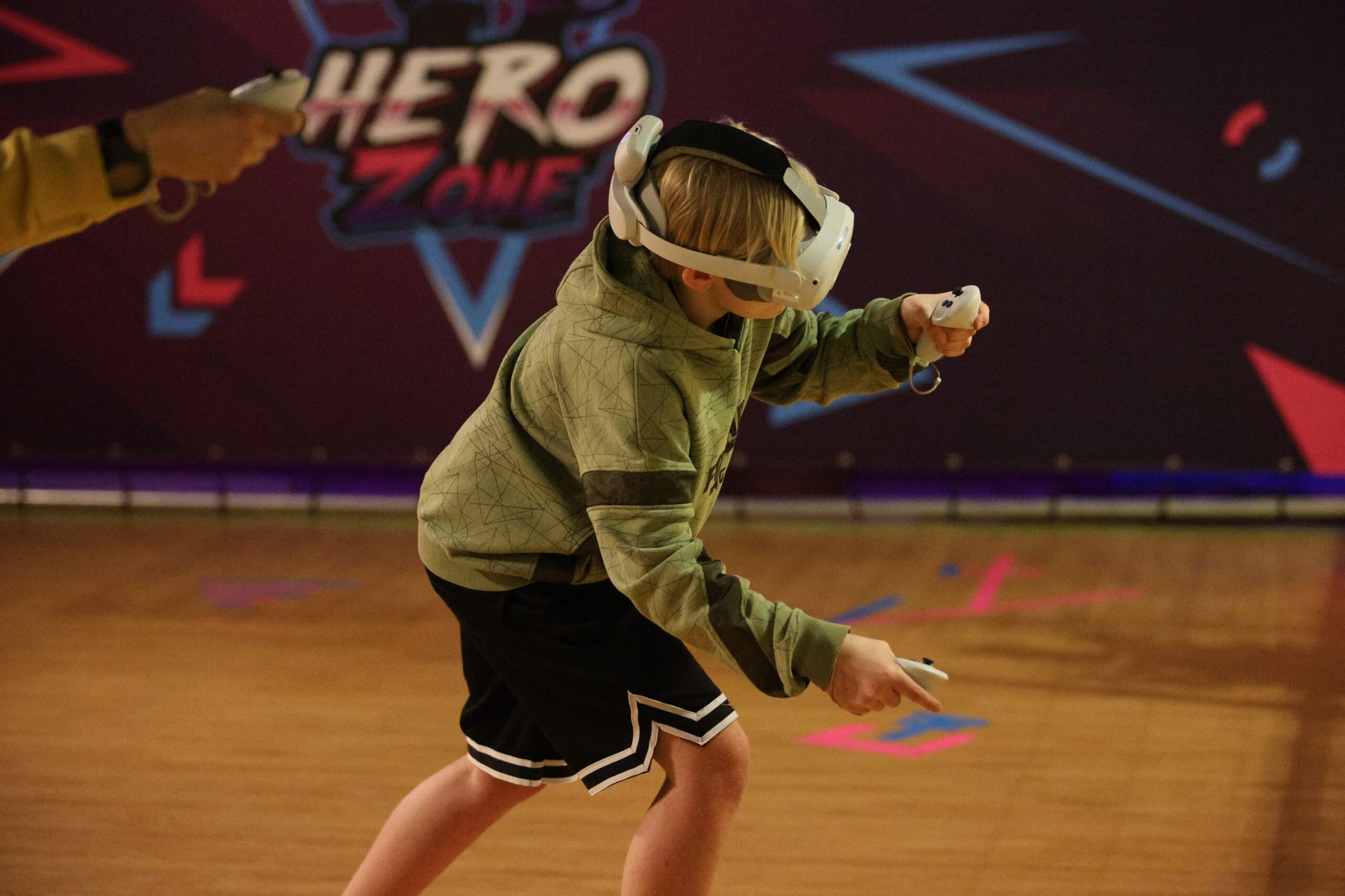 Hier is een jongen flink aan het VR-gamen. Super veel actie