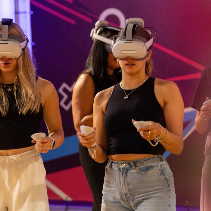 Deze meiden zijn een uitdagend spel aan het spelen in onze VR-arena