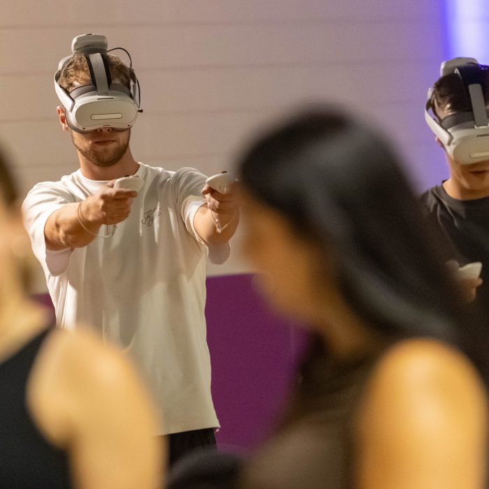Jongens zijn aan het VR-gamen bij Jumpstyle