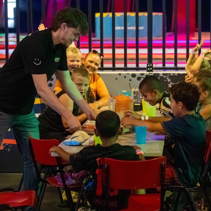 Hier wordt eten uitgeserveerd bij een kinderfeestje.