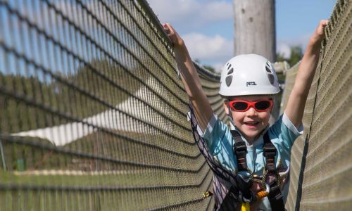 Kinderen klimmen en klauteren in een avonturenpark in Drenthe