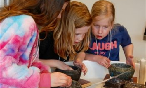 Kinderen doen creatieve indoor workshops tijdens herfstvakantie in Drenthe